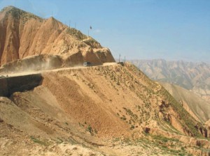 崎嶇難行的山路